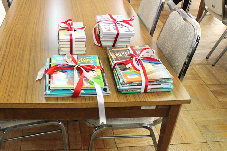 菊花オープン小学校への図書の寄贈